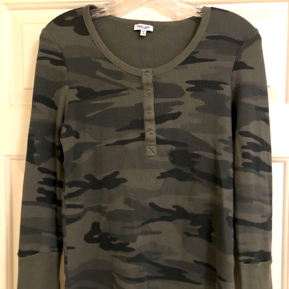 Camouflage lightweight long sleeved thermal tee